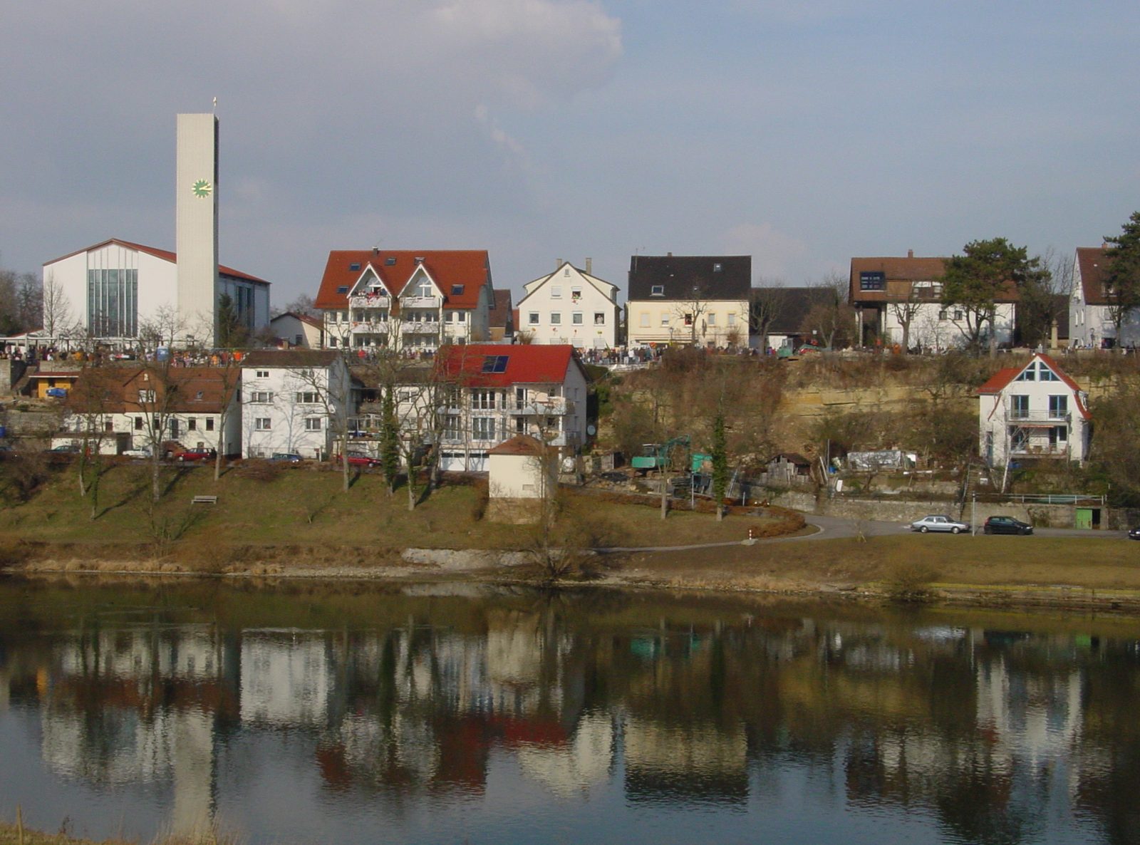 Blick &uuml;ber den Neckar auf die Wohnbebauung von Bad Friedrichshall-Jagstfeld mit Ziegel- und Satteld&auml;chern