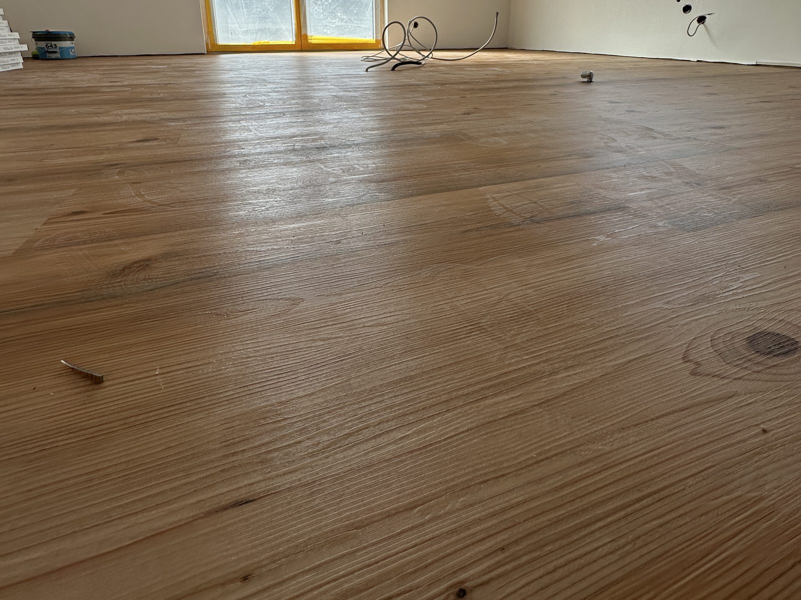 Frisch verlegter Vinylboden in heller Holzoptik in einem Neubau