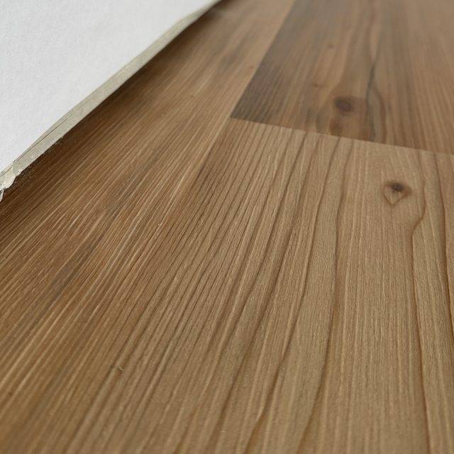 Bodenmuster: Planke in heller Holzoptik mit Längsmaserung