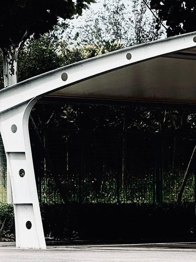 Carport aus Aluminium: weiß beschichteter, geschwungener Träger mit Pfosten