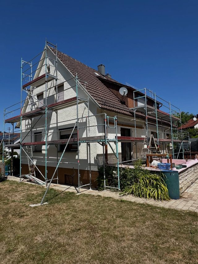 Einfamilienhaus mit Satteldach, Ger&uuml;st auf dem Rasen an Giebel und L&auml;ngsseite