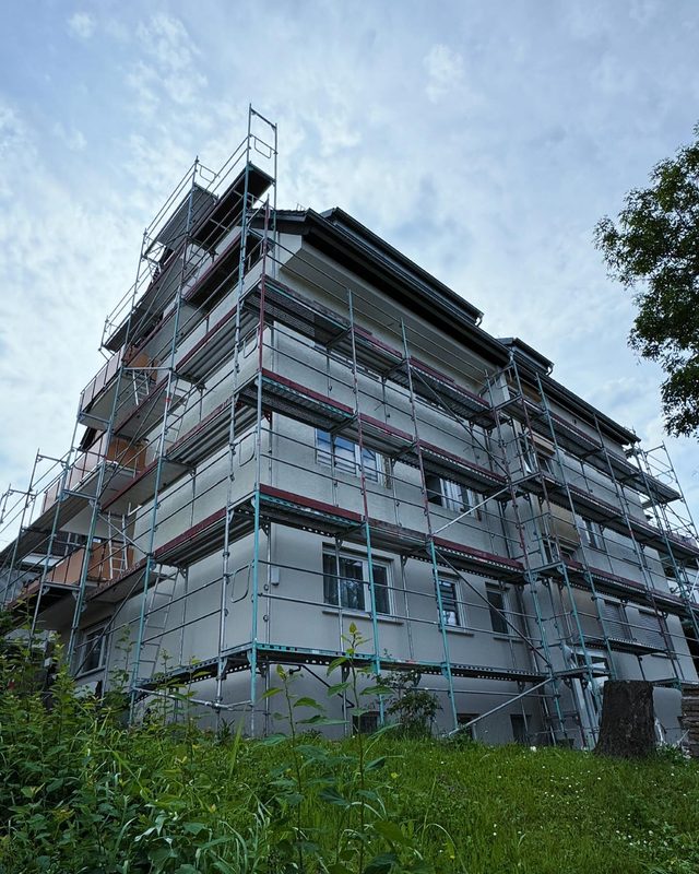 Mehrfamilienhaus von unten gesehen, Ger&uuml;st &uuml;ber f&uuml;nf Lagen bis zur Traufe