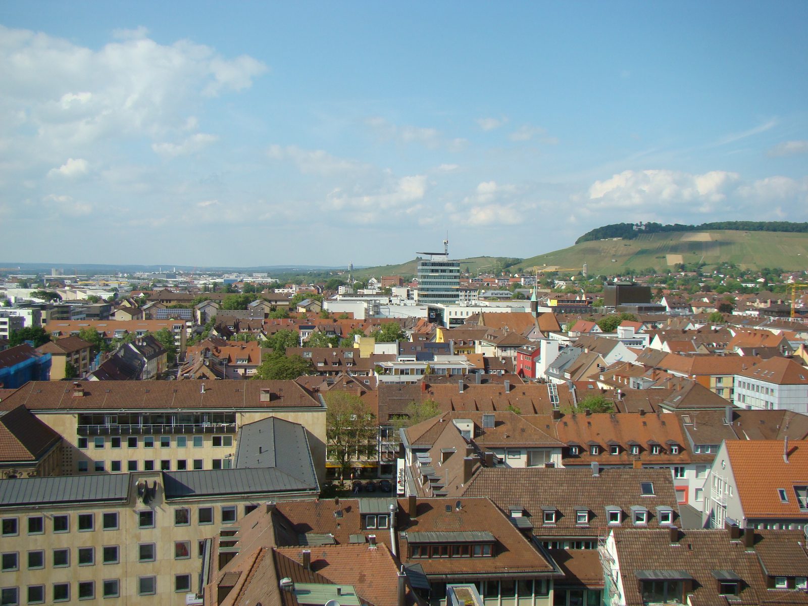 Blick vom Turm der Kilianskirche &uuml;ber die D&auml;cher der Heilbronner Innenstadt bis zum Wartberg