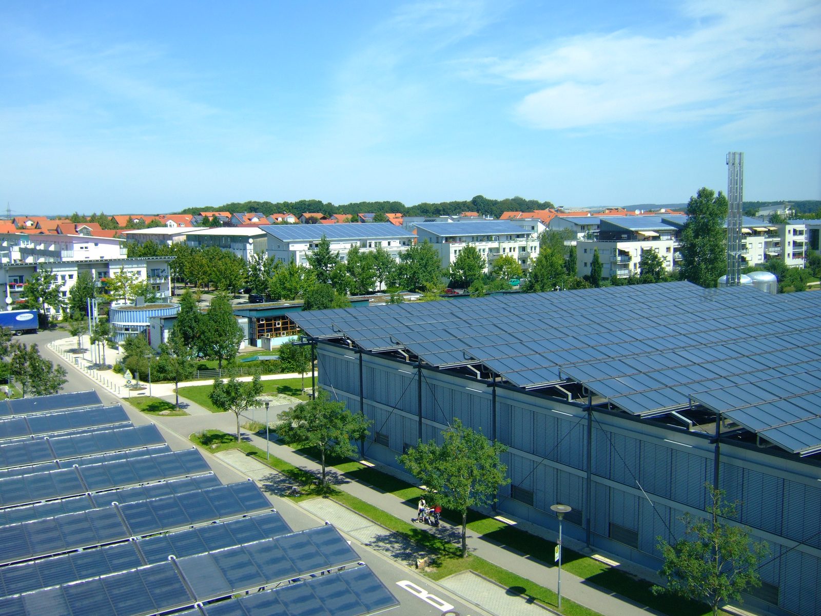 Gro&szlig;fl&auml;chige Sonnenkollektoren auf den D&auml;chern der Solarsiedlung Neckarsulm-Amorbach, dahinter die Wohnbebauung