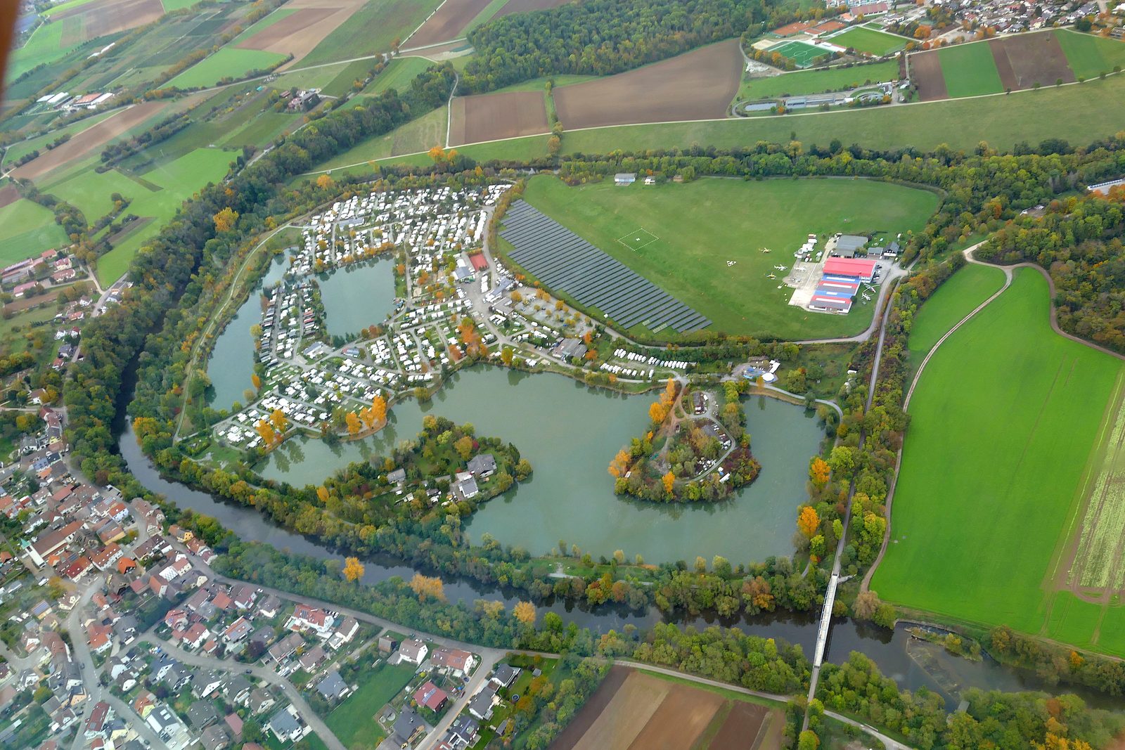 Luftbild der Kocherschleife bei Oedheim mit Freizeitpark, Campingplatz und einer gro&szlig;en Freifl&auml;chen-Photovoltaikanlage