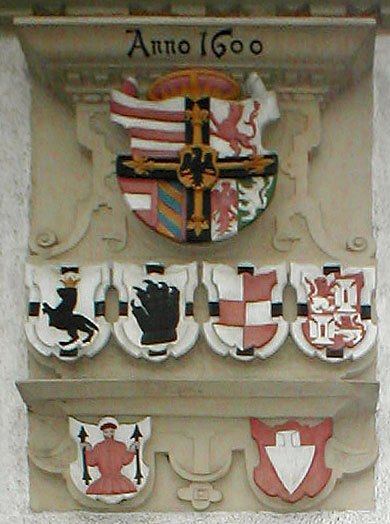 Deutschordenswappen von 1600 am Rathaus in Oedheim