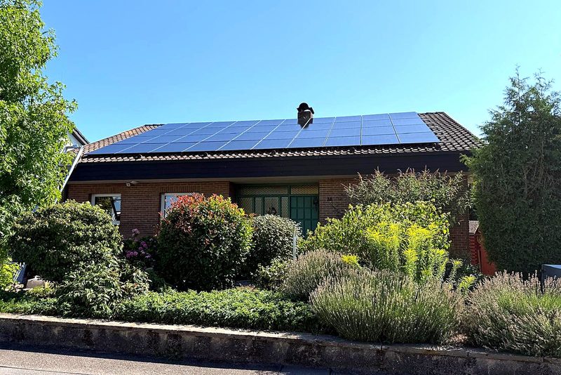 Wohnhaus mit Schr&auml;gdach mit Photovoltaikanlage von Sch&ouml;nwald Handwerkerservice im Raum Heilbronn