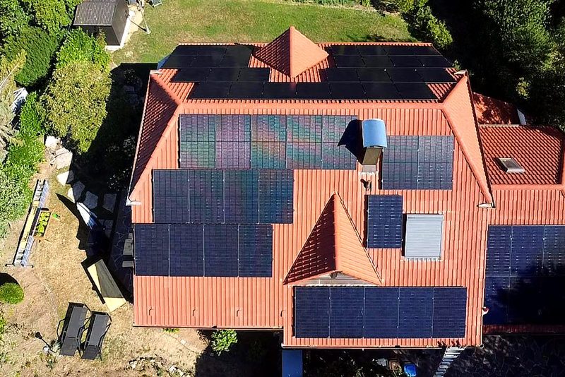 Wohnhaus mit Schr&auml;gdach mit Photovoltaikanlage von Sch&ouml;nwald Handwerkerservice im Raum Heilbronn