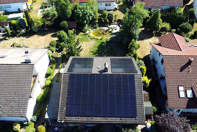 Wohnhaus mit Schr&auml;gdach mit Photovoltaikanlage von Sch&ouml;nwald Handwerkerservice im Raum Heilbronn