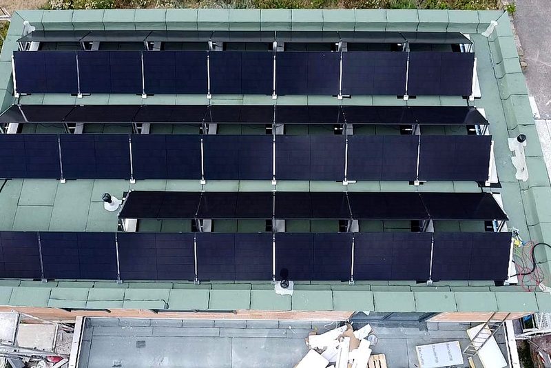 Flachdach mit aufgest&auml;nderten Modulen mit Photovoltaikanlage von Sch&ouml;nwald Handwerkerservice im Raum Heilbronn