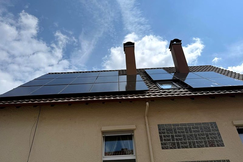 Wohnhaus mit Schr&auml;gdach mit Photovoltaikanlage von Sch&ouml;nwald Handwerkerservice im Raum Heilbronn