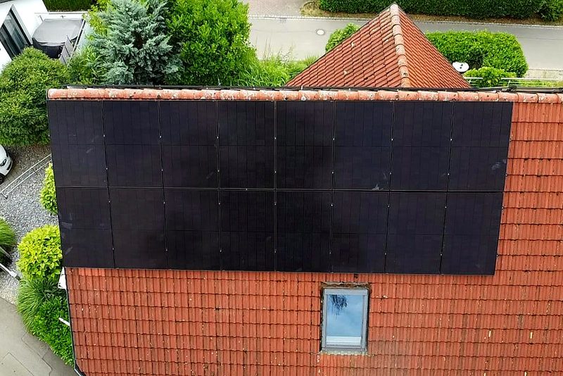 Wohnhaus mit Schr&auml;gdach mit Photovoltaikanlage von Sch&ouml;nwald Handwerkerservice im Raum Heilbronn