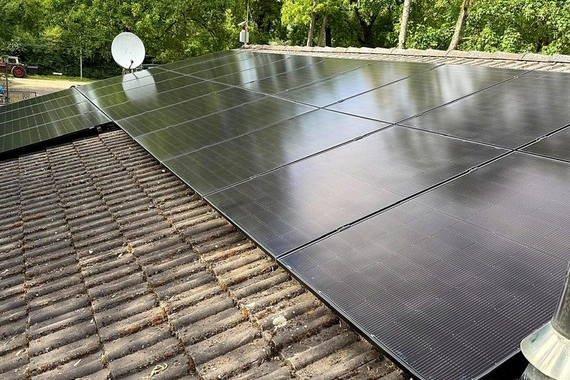 Wohnhaus mit Schr&auml;gdach mit Photovoltaikanlage von Sch&ouml;nwald Handwerkerservice im Raum Heilbronn