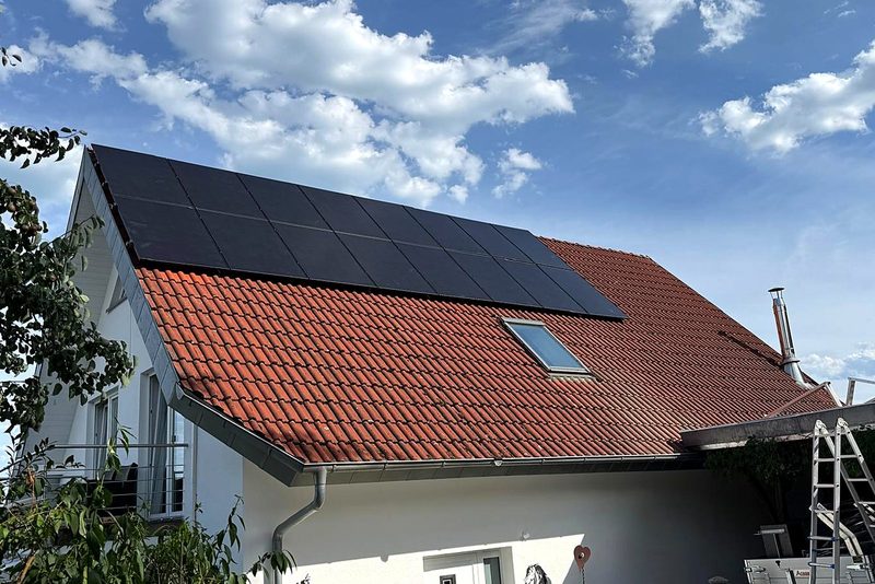 Wohnhaus mit Schr&auml;gdach mit Photovoltaikanlage von Sch&ouml;nwald Handwerkerservice im Raum Heilbronn