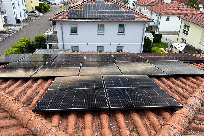 Wohnhaus mit Schr&auml;gdach mit Photovoltaikanlage von Sch&ouml;nwald Handwerkerservice im Raum Heilbronn