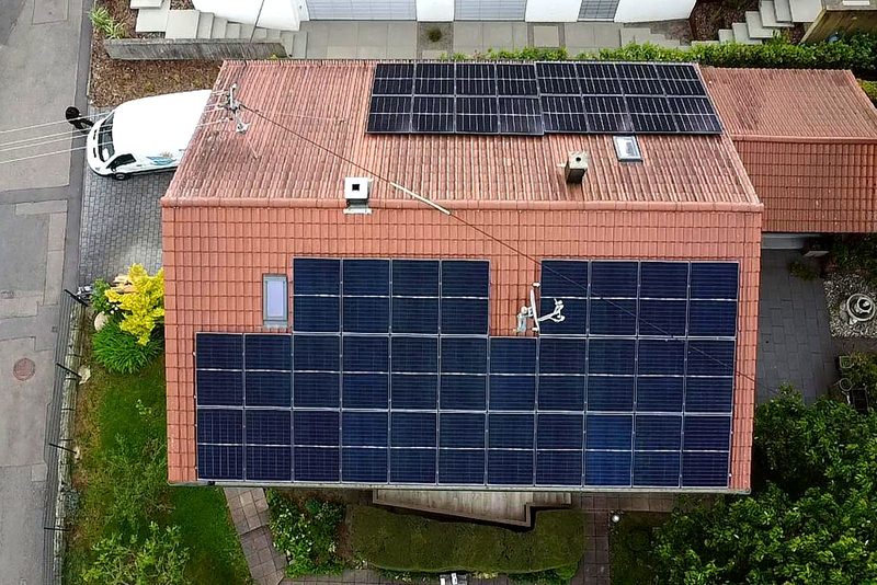 Wohnhaus mit Schr&auml;gdach mit Photovoltaikanlage von Sch&ouml;nwald Handwerkerservice im Raum Heilbronn