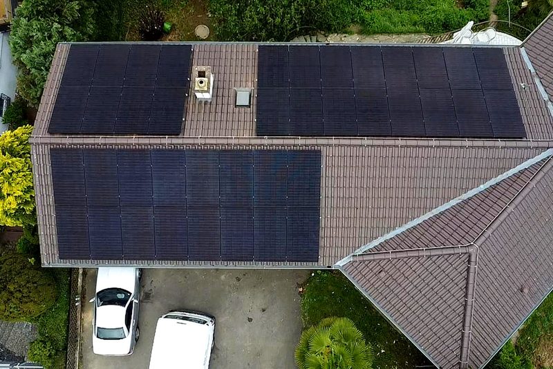 Wohnhaus mit Schr&auml;gdach mit Photovoltaikanlage von Sch&ouml;nwald Handwerkerservice im Raum Heilbronn