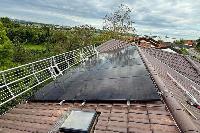 Wohnhaus mit Schr&auml;gdach mit Photovoltaikanlage von Sch&ouml;nwald Handwerkerservice im Raum Heilbronn