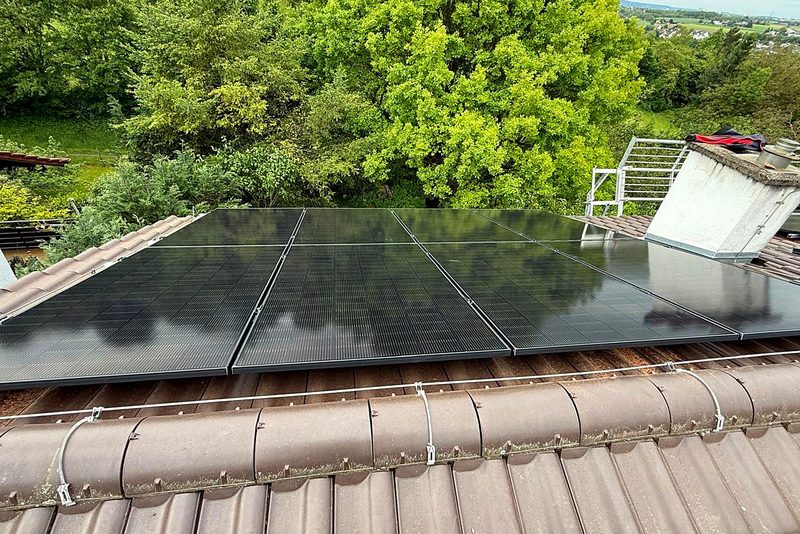 Flachdach mit aufgest&auml;nderten Modulen mit Photovoltaikanlage von Sch&ouml;nwald Handwerkerservice im Raum Heilbronn
