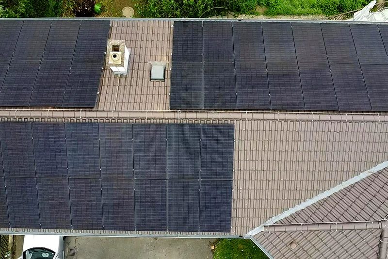 Wohnhaus mit Schr&auml;gdach mit Photovoltaikanlage von Sch&ouml;nwald Handwerkerservice im Raum Heilbronn
