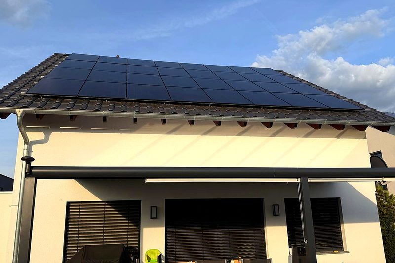 Wohnhaus mit Schr&auml;gdach mit Photovoltaikanlage von Sch&ouml;nwald Handwerkerservice im Raum Heilbronn