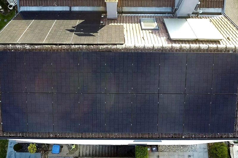 Flachdach mit aufgest&auml;nderten Modulen mit Photovoltaikanlage von Sch&ouml;nwald Handwerkerservice im Raum Heilbronn