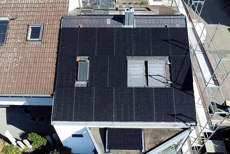 Flachdach mit aufgest&auml;nderten Modulen mit Photovoltaikanlage von Sch&ouml;nwald Handwerkerservice im Raum Heilbronn