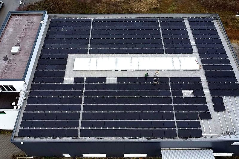 Flachdach mit aufgest&auml;nderten Modulen mit Photovoltaikanlage von Sch&ouml;nwald Handwerkerservice im Raum Heilbronn