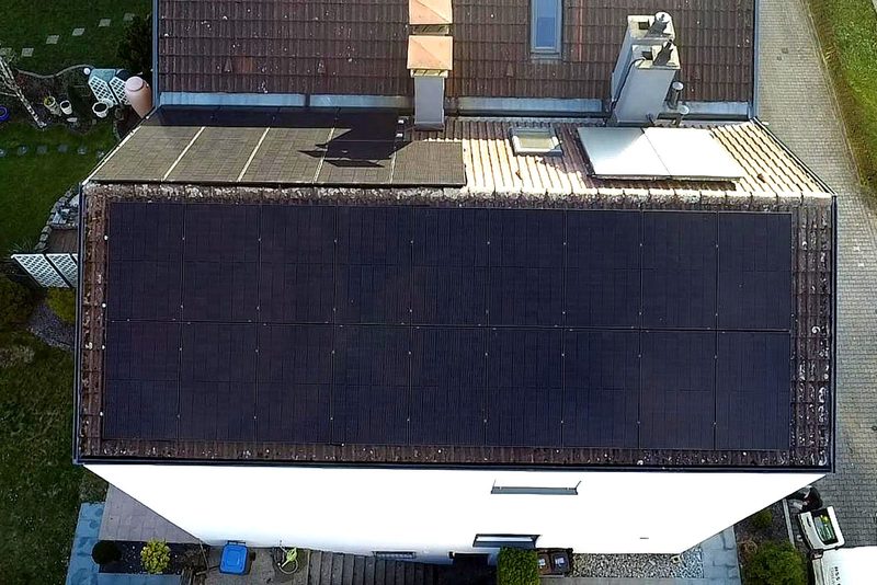 Flachdach mit aufgest&auml;nderten Modulen mit Photovoltaikanlage von Sch&ouml;nwald Handwerkerservice im Raum Heilbronn