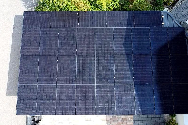 Wohnhaus mit Schr&auml;gdach mit Photovoltaikanlage von Sch&ouml;nwald Handwerkerservice im Raum Heilbronn