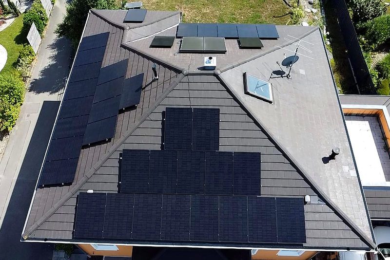 Wohnhaus mit Schr&auml;gdach mit Photovoltaikanlage von Sch&ouml;nwald Handwerkerservice im Raum Heilbronn