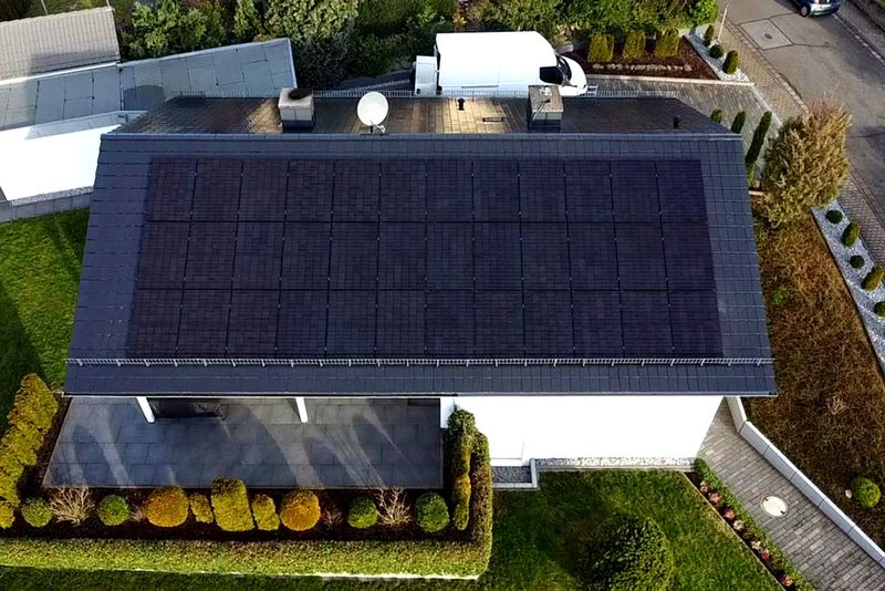 Wohnhaus mit Schr&auml;gdach mit Photovoltaikanlage von Sch&ouml;nwald Handwerkerservice im Raum Heilbronn