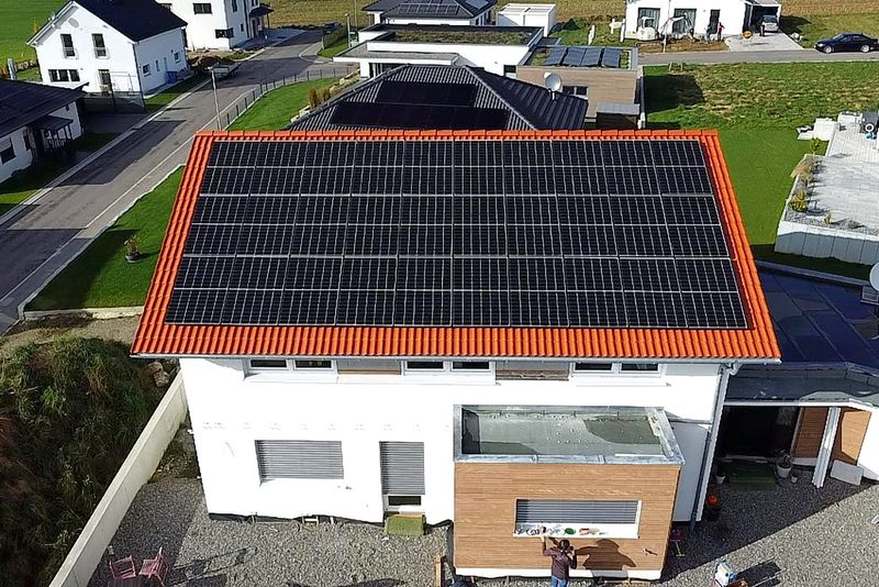 Wohnhaus mit Schr&auml;gdach mit Photovoltaikanlage von Sch&ouml;nwald Handwerkerservice im Raum Heilbronn