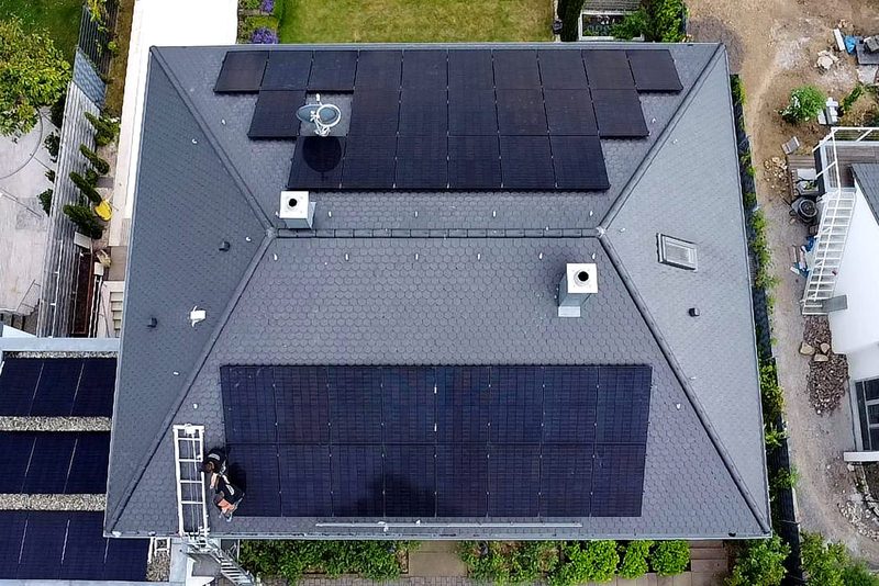 Wohnhaus mit Schr&auml;gdach mit Photovoltaikanlage von Sch&ouml;nwald Handwerkerservice im Raum Heilbronn