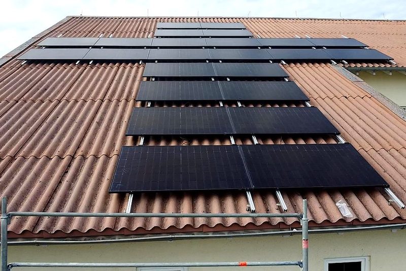 Wohnhaus mit Schr&auml;gdach mit Photovoltaikanlage von Sch&ouml;nwald Handwerkerservice im Raum Heilbronn