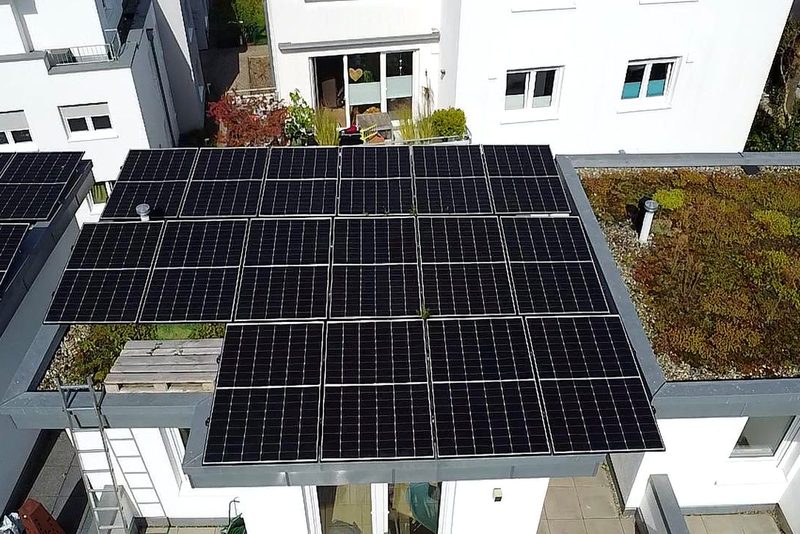 Flachdach mit aufgest&auml;nderten Modulen mit Photovoltaikanlage von Sch&ouml;nwald Handwerkerservice im Raum Heilbronn