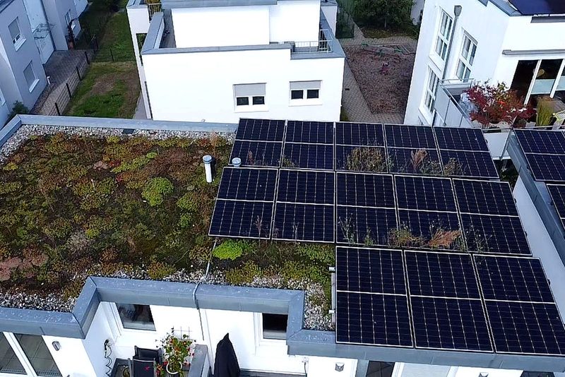 Flachdach mit aufgest&auml;nderten Modulen mit Photovoltaikanlage von Sch&ouml;nwald Handwerkerservice im Raum Heilbronn