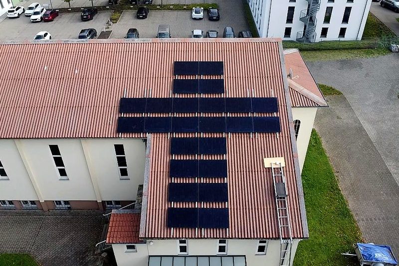 Flachdach mit aufgest&auml;nderten Modulen mit Photovoltaikanlage von Sch&ouml;nwald Handwerkerservice im Raum Heilbronn