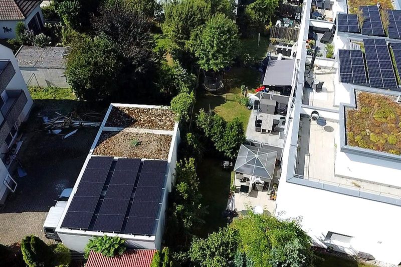 Flachdach mit aufgest&auml;nderten Modulen mit Photovoltaikanlage von Sch&ouml;nwald Handwerkerservice im Raum Heilbronn