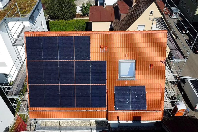 Wohnhaus mit Schr&auml;gdach mit Photovoltaikanlage von Sch&ouml;nwald Handwerkerservice im Raum Heilbronn