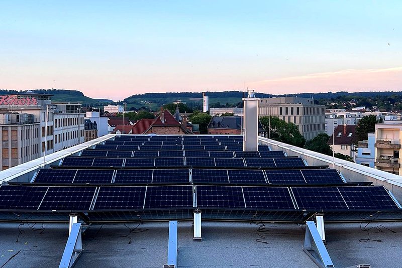 Flachdach mit aufgest&auml;nderten Modulen mit Photovoltaikanlage von Sch&ouml;nwald Handwerkerservice im Raum Heilbronn