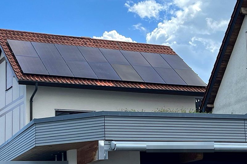 Wohnhaus mit Schr&auml;gdach mit Photovoltaikanlage von Sch&ouml;nwald Handwerkerservice im Raum Heilbronn