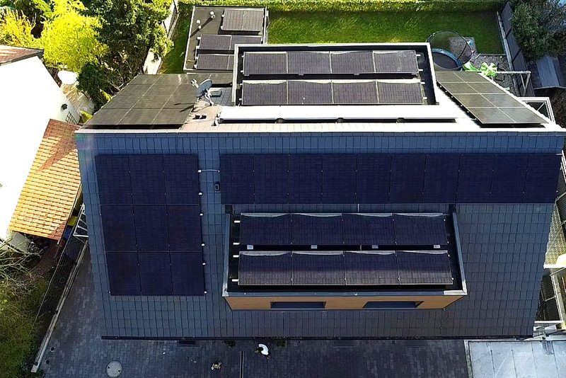 Flachdach mit aufgest&auml;nderten Modulen mit Photovoltaikanlage von Sch&ouml;nwald Handwerkerservice im Raum Heilbronn