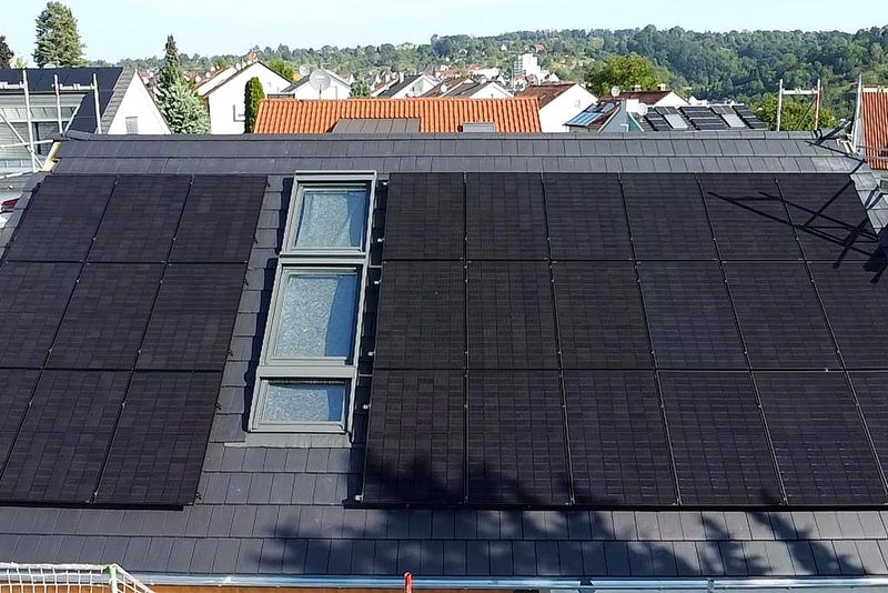 Wohnhaus mit Schr&auml;gdach mit Photovoltaikanlage von Sch&ouml;nwald Handwerkerservice im Raum Heilbronn