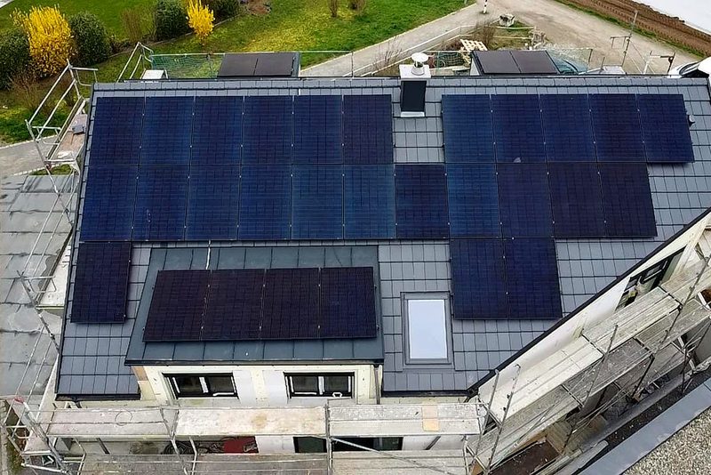 Flachdach mit aufgest&auml;nderten Modulen mit Photovoltaikanlage von Sch&ouml;nwald Handwerkerservice im Raum Heilbronn