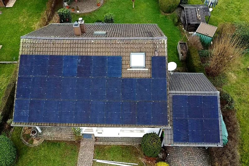 Wohnhaus mit Schr&auml;gdach mit Photovoltaikanlage von Sch&ouml;nwald Handwerkerservice im Raum Heilbronn