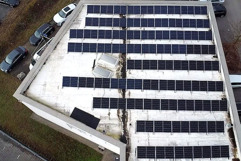 Flachdach mit aufgest&auml;nderten Modulen mit Photovoltaikanlage von Sch&ouml;nwald Handwerkerservice im Raum Heilbronn