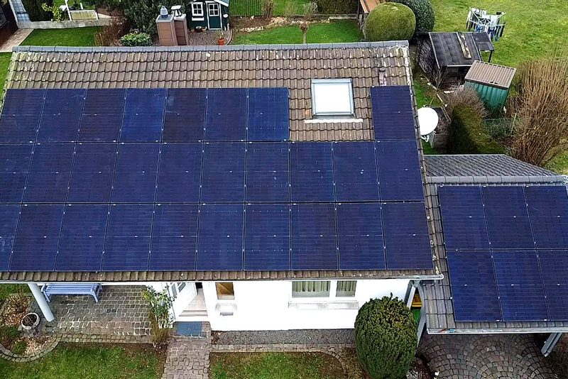Wohnhaus mit Schr&auml;gdach mit Photovoltaikanlage von Sch&ouml;nwald Handwerkerservice im Raum Heilbronn