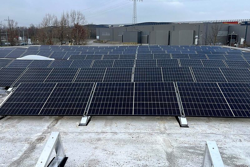 Flachdach mit aufgest&auml;nderten Modulen mit Photovoltaikanlage von Sch&ouml;nwald Handwerkerservice im Raum Heilbronn