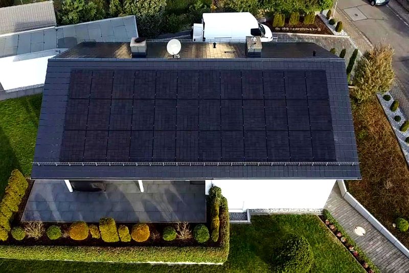Flachdach mit aufgest&auml;nderten Modulen mit Photovoltaikanlage von Sch&ouml;nwald Handwerkerservice im Raum Heilbronn